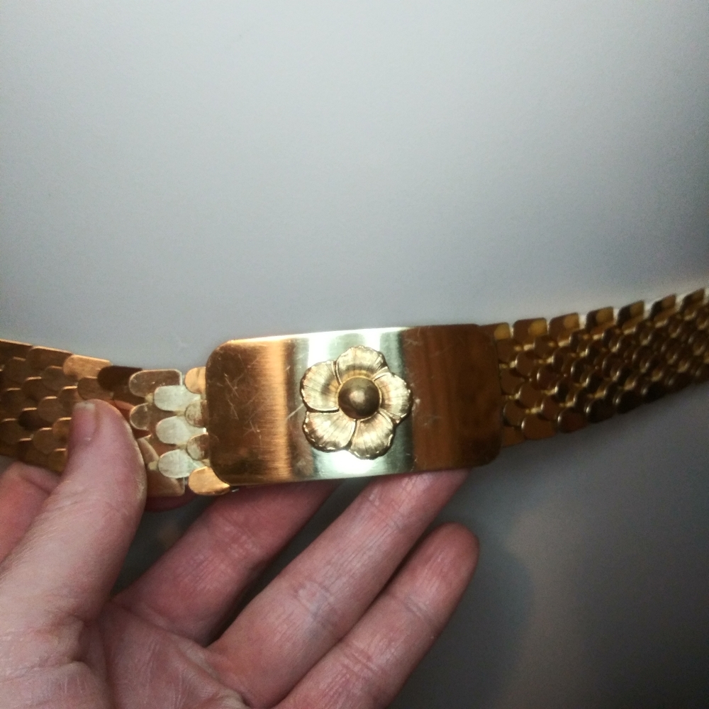 Vintage Gold Metal Stretchy Mermaid Scale Belt With Flower Decorated Buckle - Picture 2 of 10
